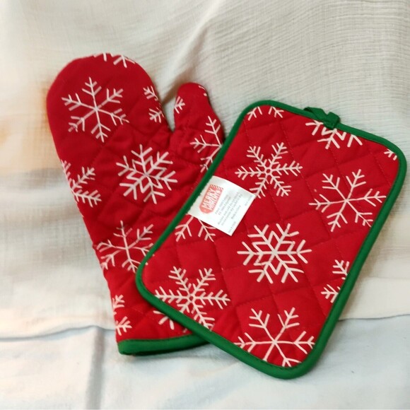 Winter Snowflake Christmas Potholder Set with Oven Mitt - Picture 2 of 3